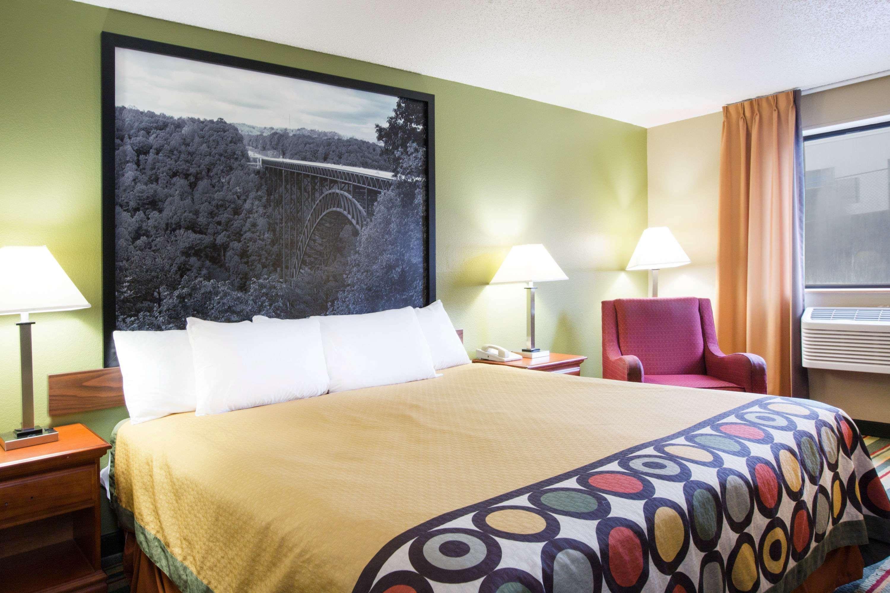 Super 8 by Wyndham Beckley Hotell Exteriör bild