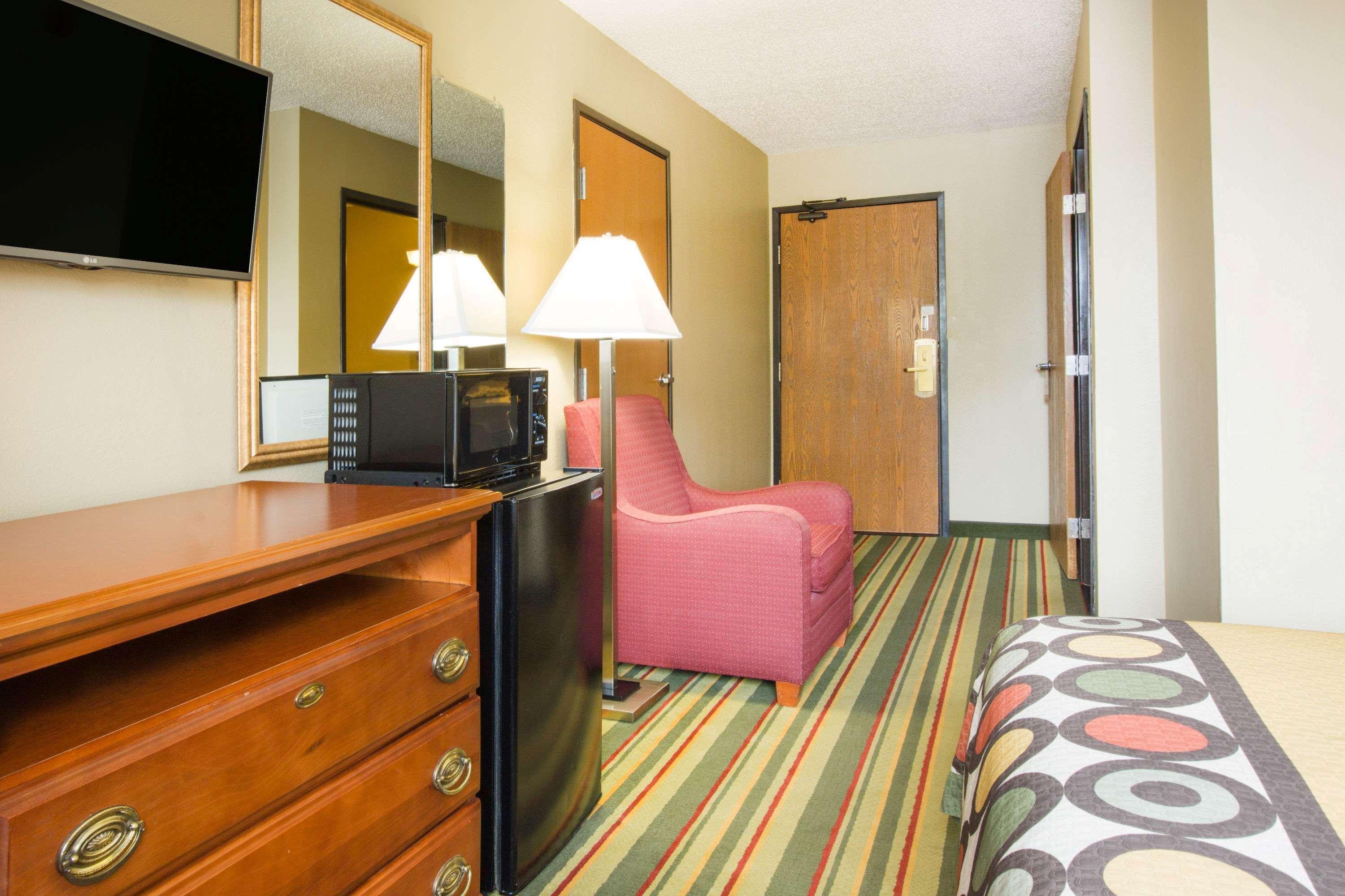 Super 8 by Wyndham Beckley Hotell Exteriör bild