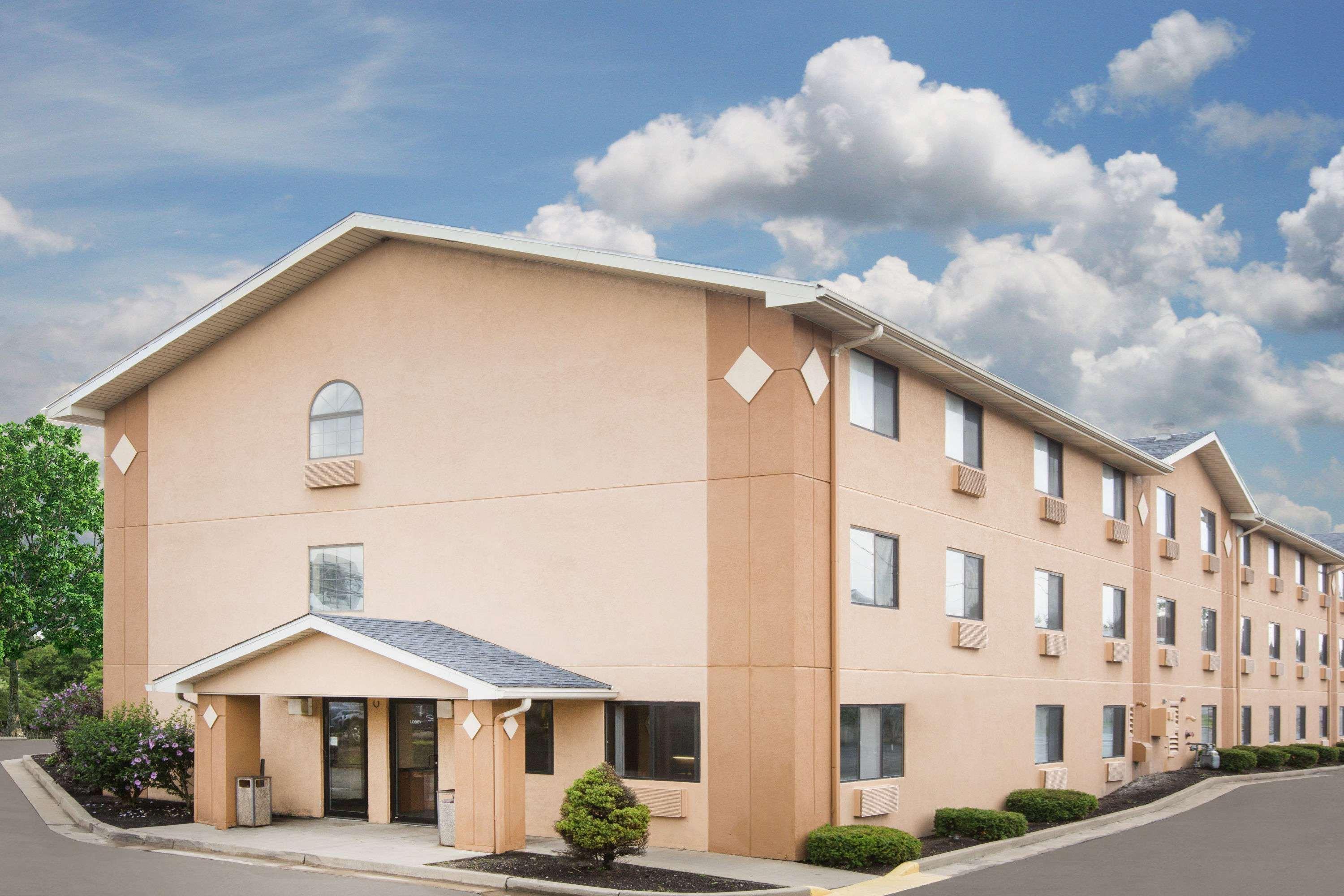 Super 8 by Wyndham Beckley Hotell Exteriör bild