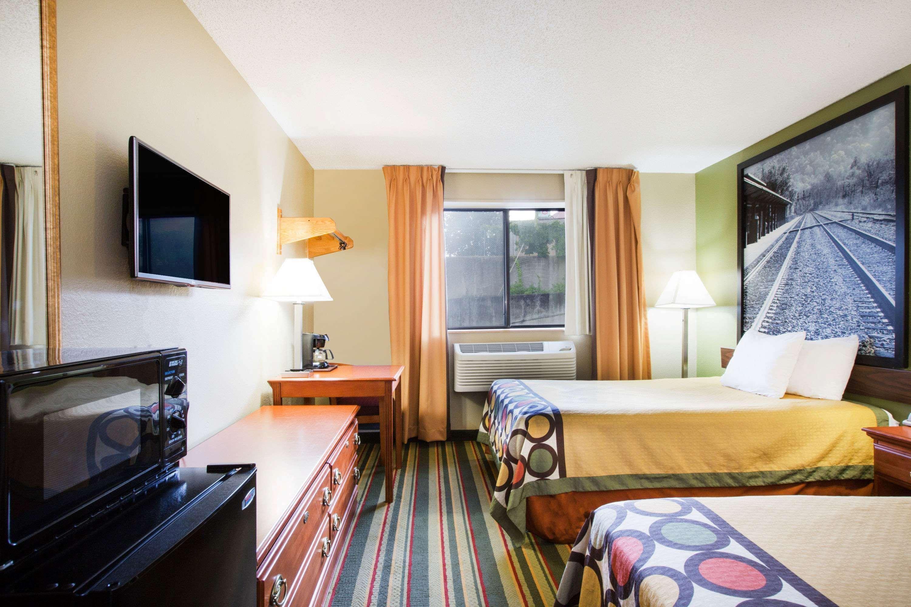 Super 8 by Wyndham Beckley Hotell Exteriör bild