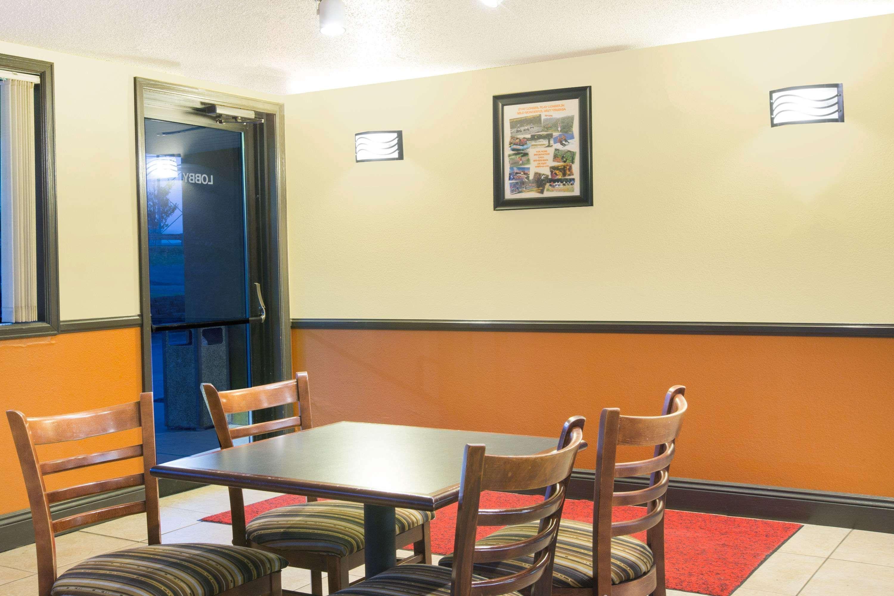 Super 8 by Wyndham Beckley Hotell Exteriör bild