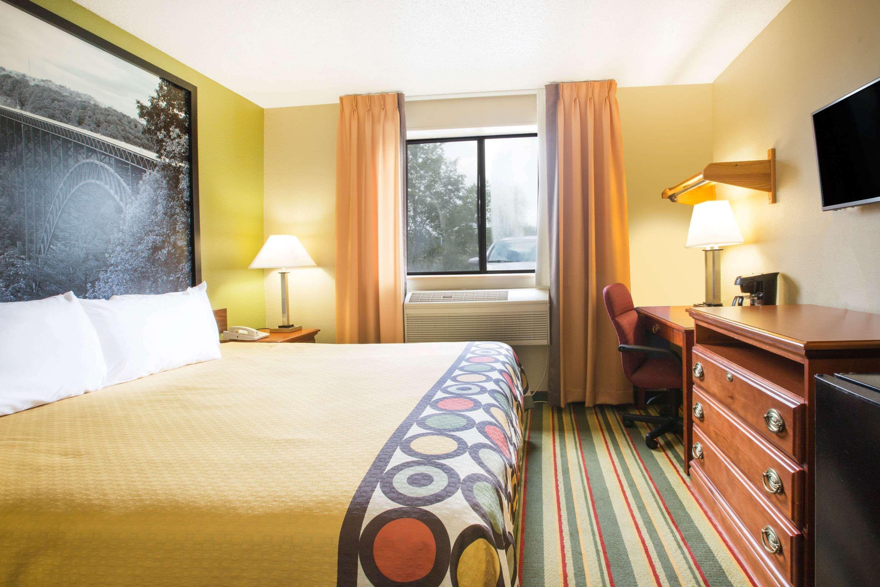 Super 8 by Wyndham Beckley Hotell Exteriör bild