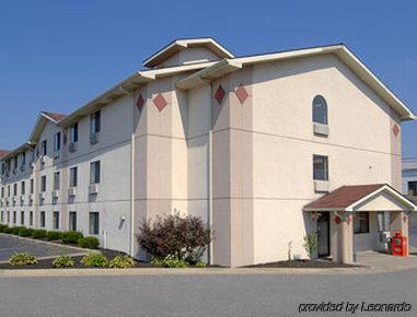 Super 8 by Wyndham Beckley Hotell Exteriör bild